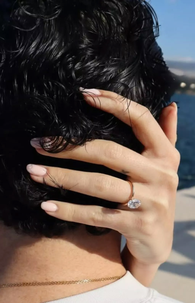 'Dünyanın en güzel kızı' evleniyor: Nişan yüzüğünü görmeniz lazım