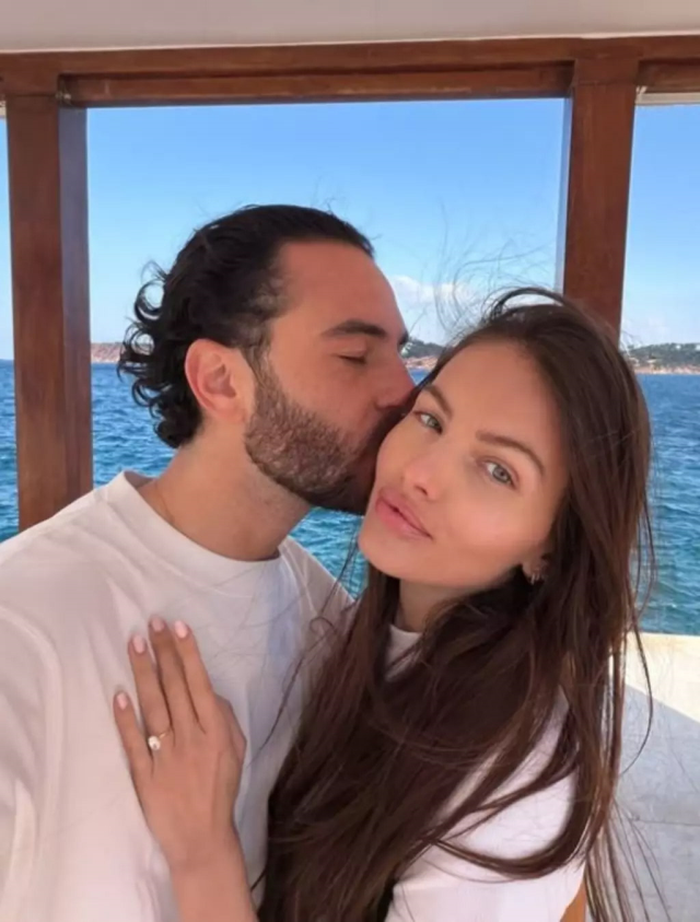 'Dünyanın en güzel kızı' evleniyor: Nişan yüzüğünü görmeniz lazım