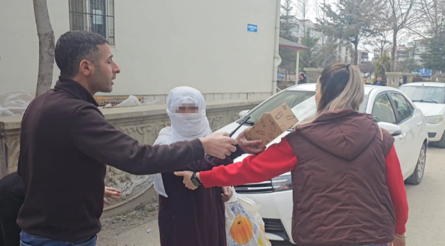 Elazığ'da dilenci zabıtalara yakalandı: 'Al senin olsun' diyerek parayı teklif etti