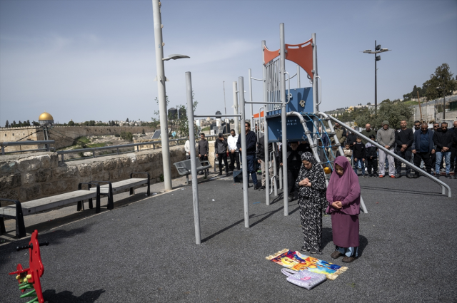 İsrail ramazanın son cumasında Mescid-i Aksa’yı kapattı! Filistinliler dışarıda namaz kılıyor