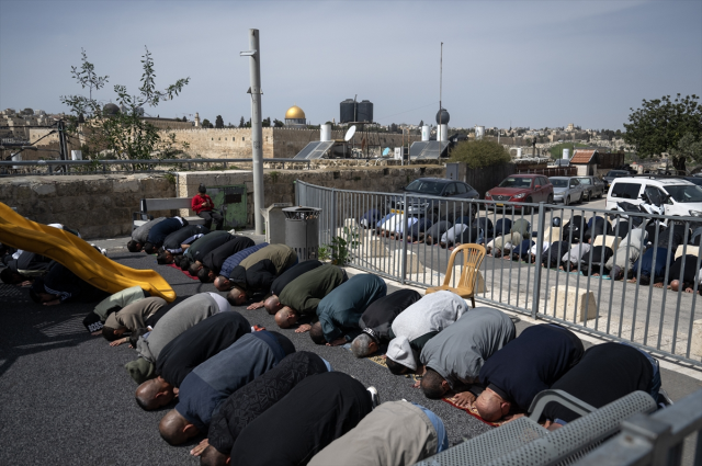 İsrail ramazanın son cumasında Mescid-i Aksa’yı kapattı! Filistinliler dışarıda namaz kılıyor