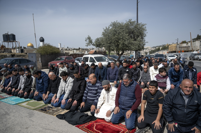 İsrail ramazanın son cumasında Mescid-i Aksa’yı kapattı! Filistinliler dışarıda namaz kılıyor