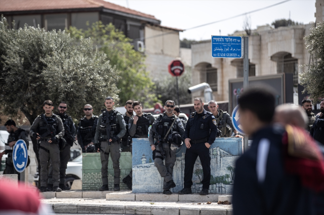 İsrail ramazanın son cumasında Mescid-i Aksa’yı kapattı! Filistinliler dışarıda namaz kılıyor