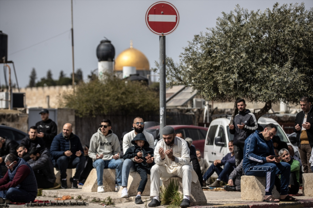 İsrail ramazanın son cumasında Mescid-i Aksa’yı kapattı! Filistinliler dışarıda namaz kılıyor