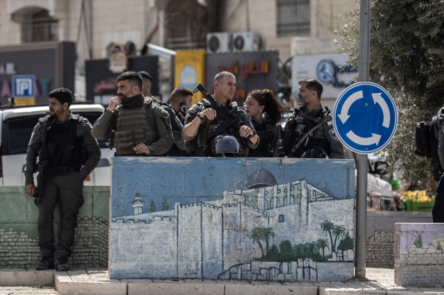 İsrail ramazanın son cumasında Mescid-i Aksa’yı kapattı! Filistinliler dışarıda namaz kılıyor