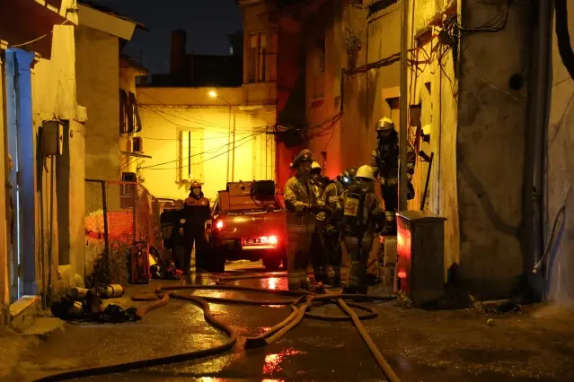 İzmir’de Yangın: 2 Katlı Ev Kullanılamaz Hale Geldi