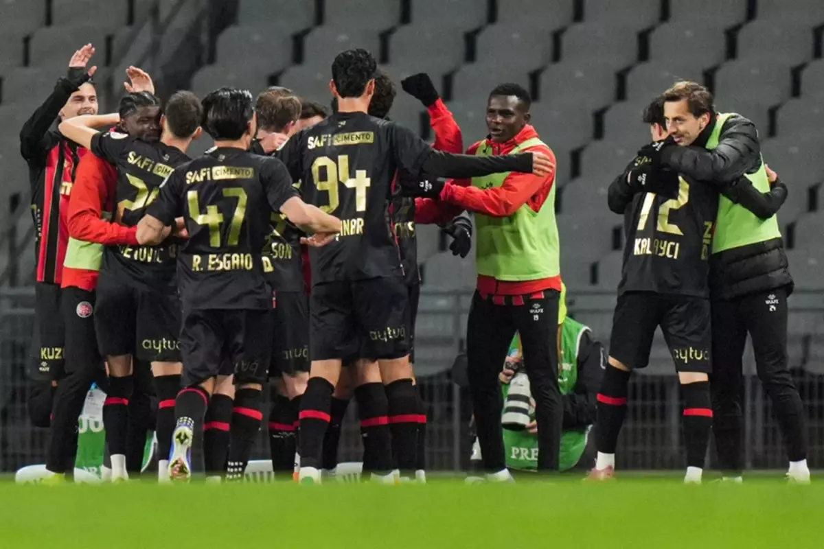 Lig sonuncusu Karagümrük\'ten Fenerbahçe\'ye karşı \'\'Oley\'\' ve \'\'3-3-3\'\' tezahüratı