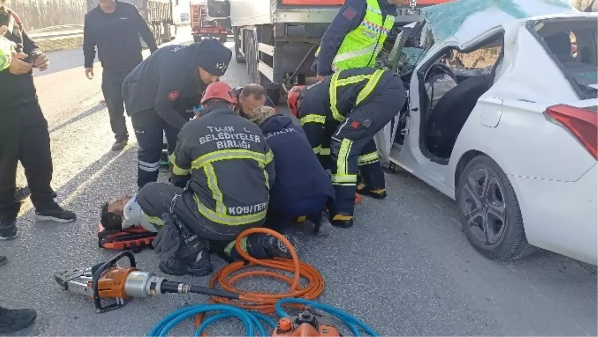 Çorum\'da TIR\'a Çarpan Sürücü Yaralandı