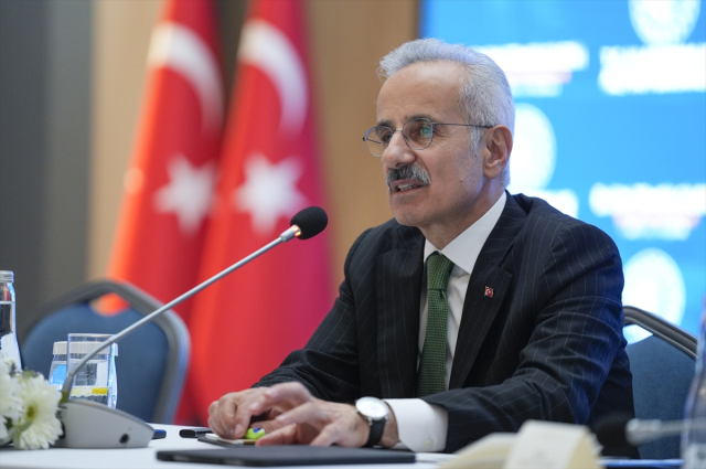 Savaş sürerken Hürmüz Boğazı'ndan Türk sahipli ilk gemi geçti