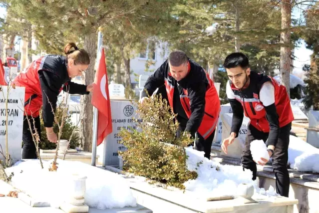 Şehit kabirleri bayram öncesi ziyaret ediliyor