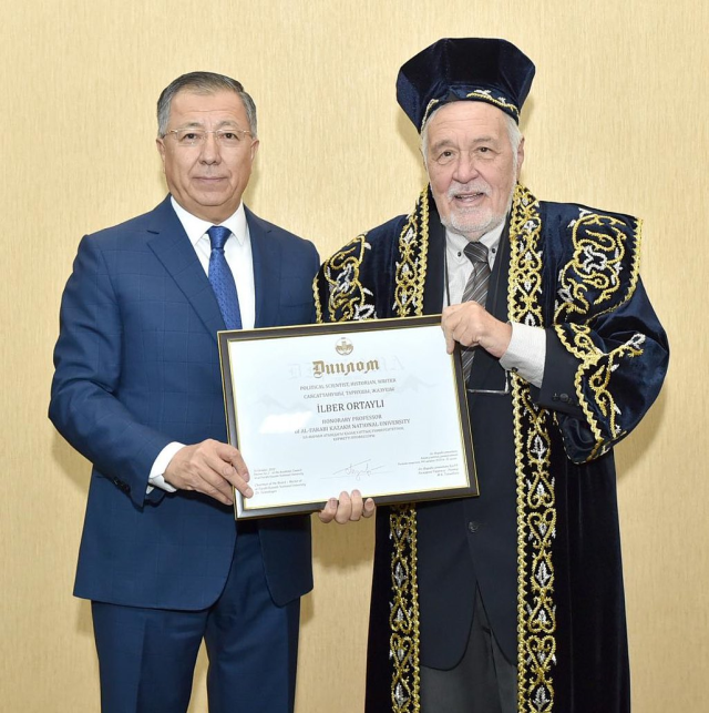 Türkiye'ye tarihi yeniden sevdiren adam: İlber Ortaylı kimdir?