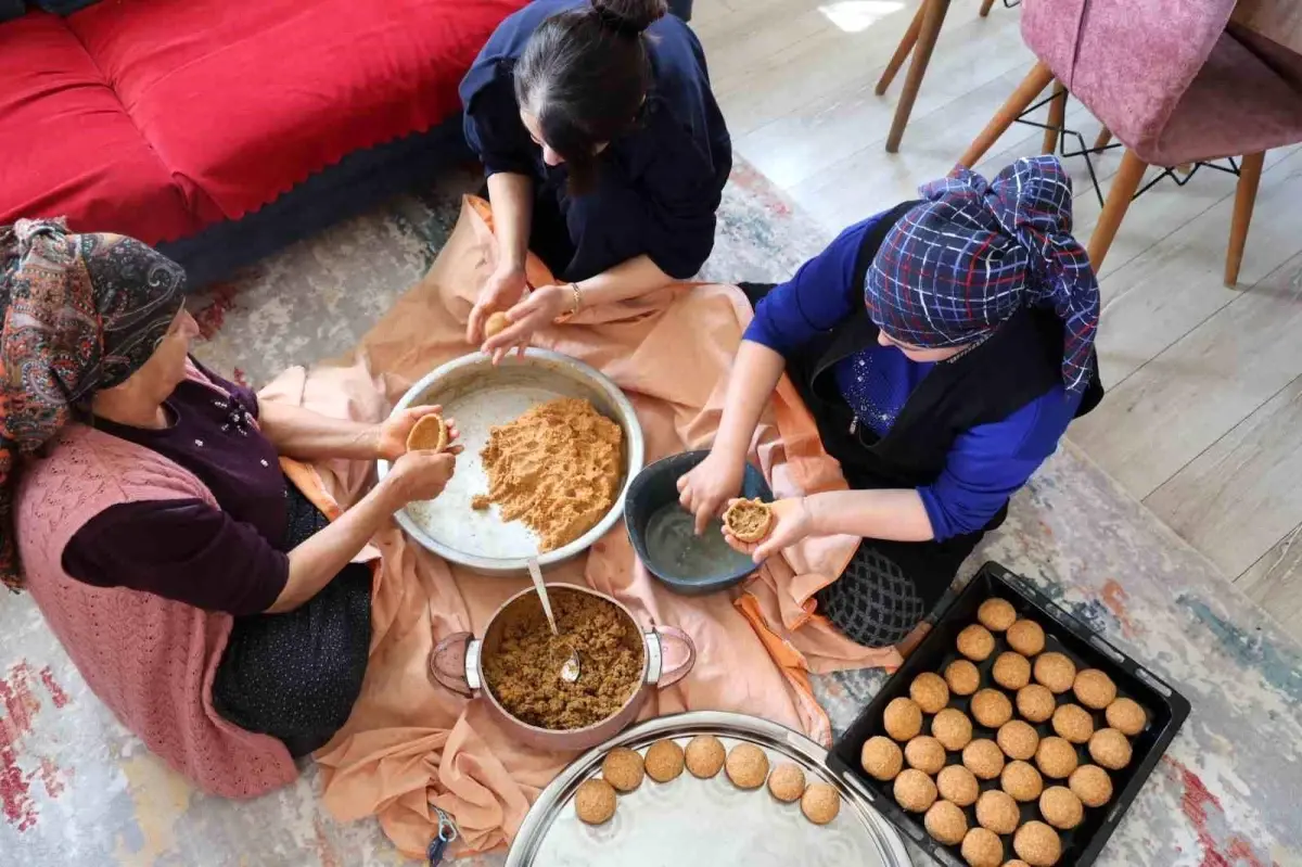 Kozan\'da Kadınlar Bayram Sofraları İçin İçli Köfte Hazırlıyor