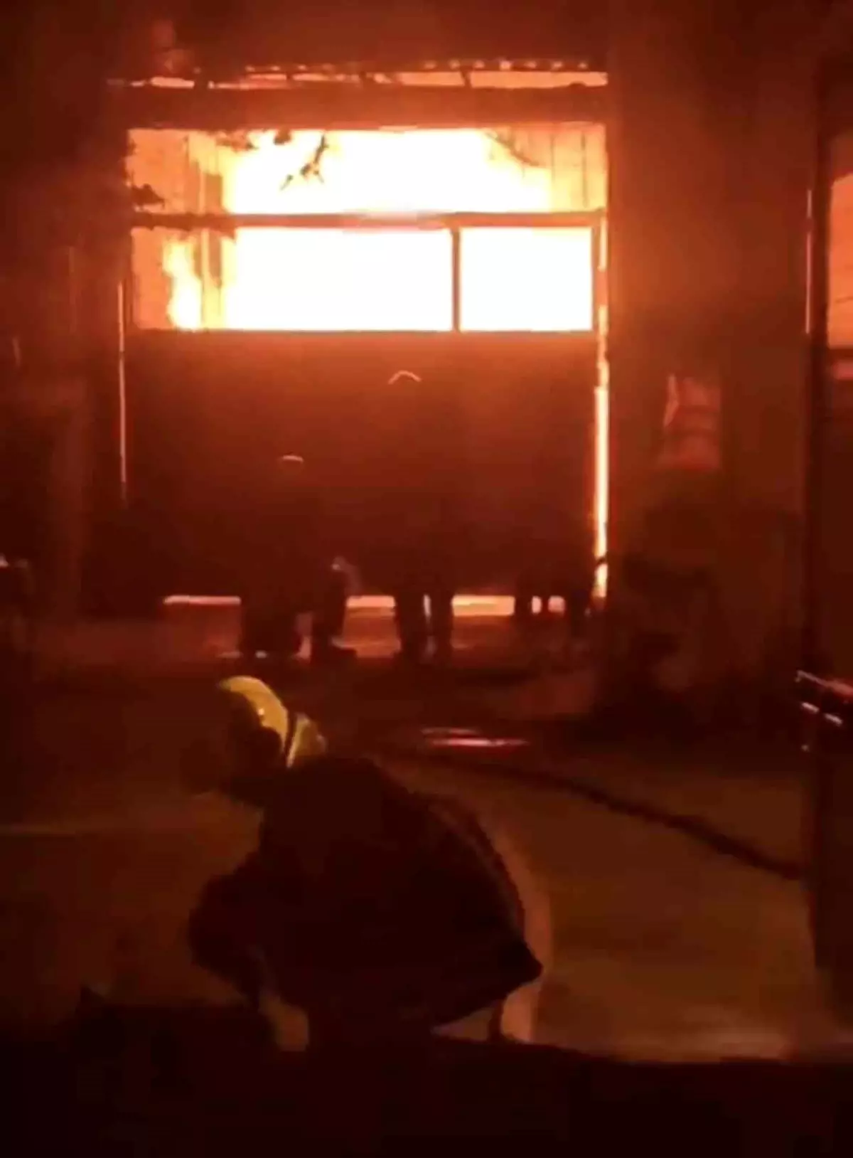 Adana\'da Mobilya Atölyesinde Yangın