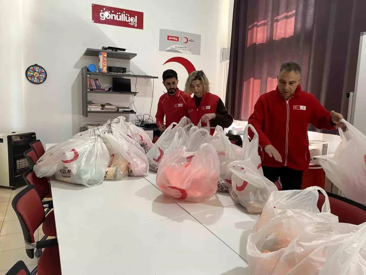 Kızılay\'dan İhtiyaç Sahibi Çocuklara Bayramlık