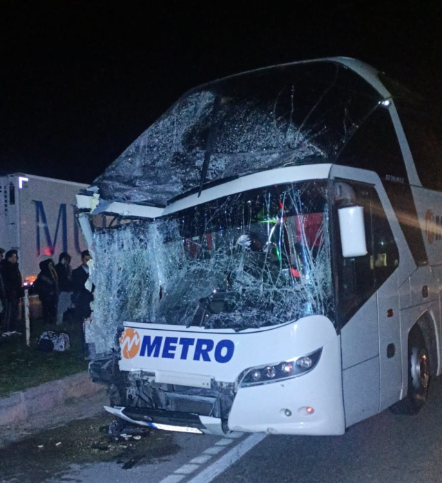 Amasya'da otobüs ile tır çarpıştı: Çok sayıda yaralı var