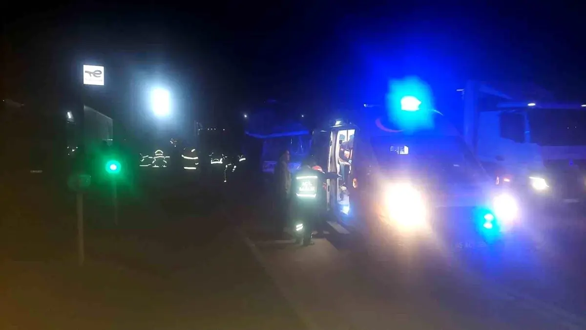 Merzifon\'da otobüs ve tır çarpıştı: Çok sayıda yaralı var