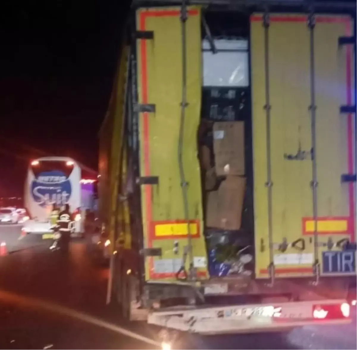 Merzifon\'da Otobüs-TIR Kazası: 11 Yaralı