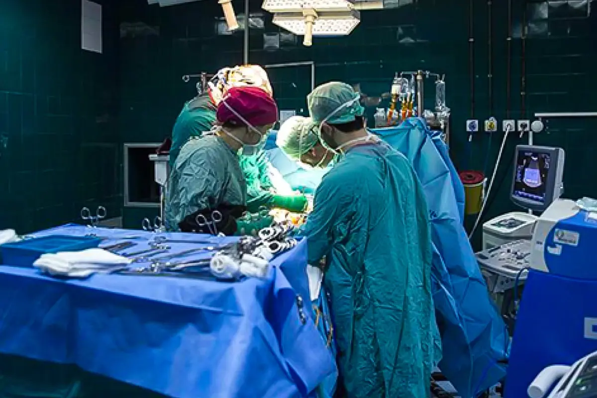 Ameliyat sırasında kavga çıktı, neşterler çekildi