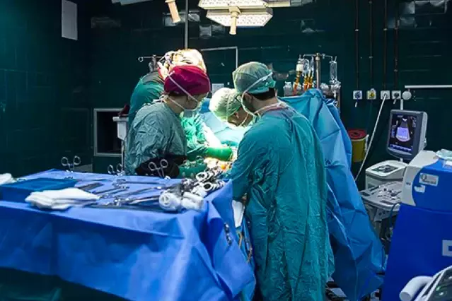 Ameliyat sırasında kavga çıktı, neşterler çekildi