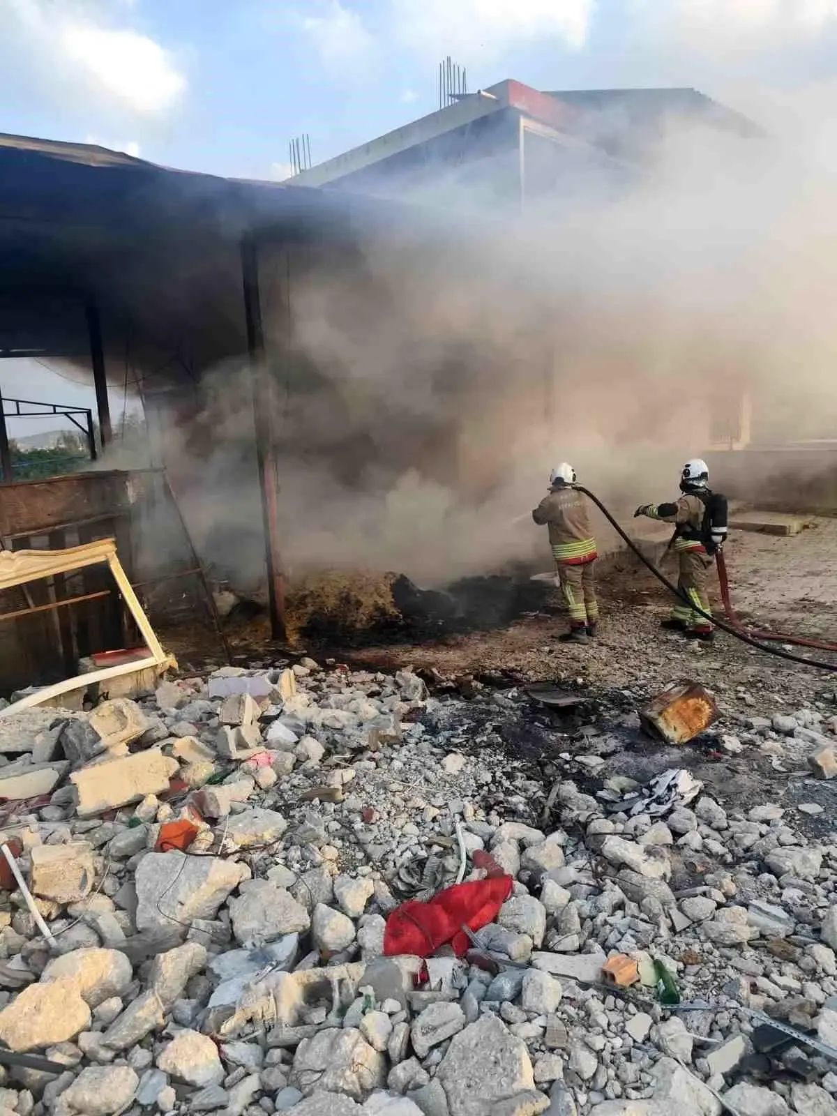 Antakya\'da odunlukta çıkan yangın eve sıçramadan söndürüldü