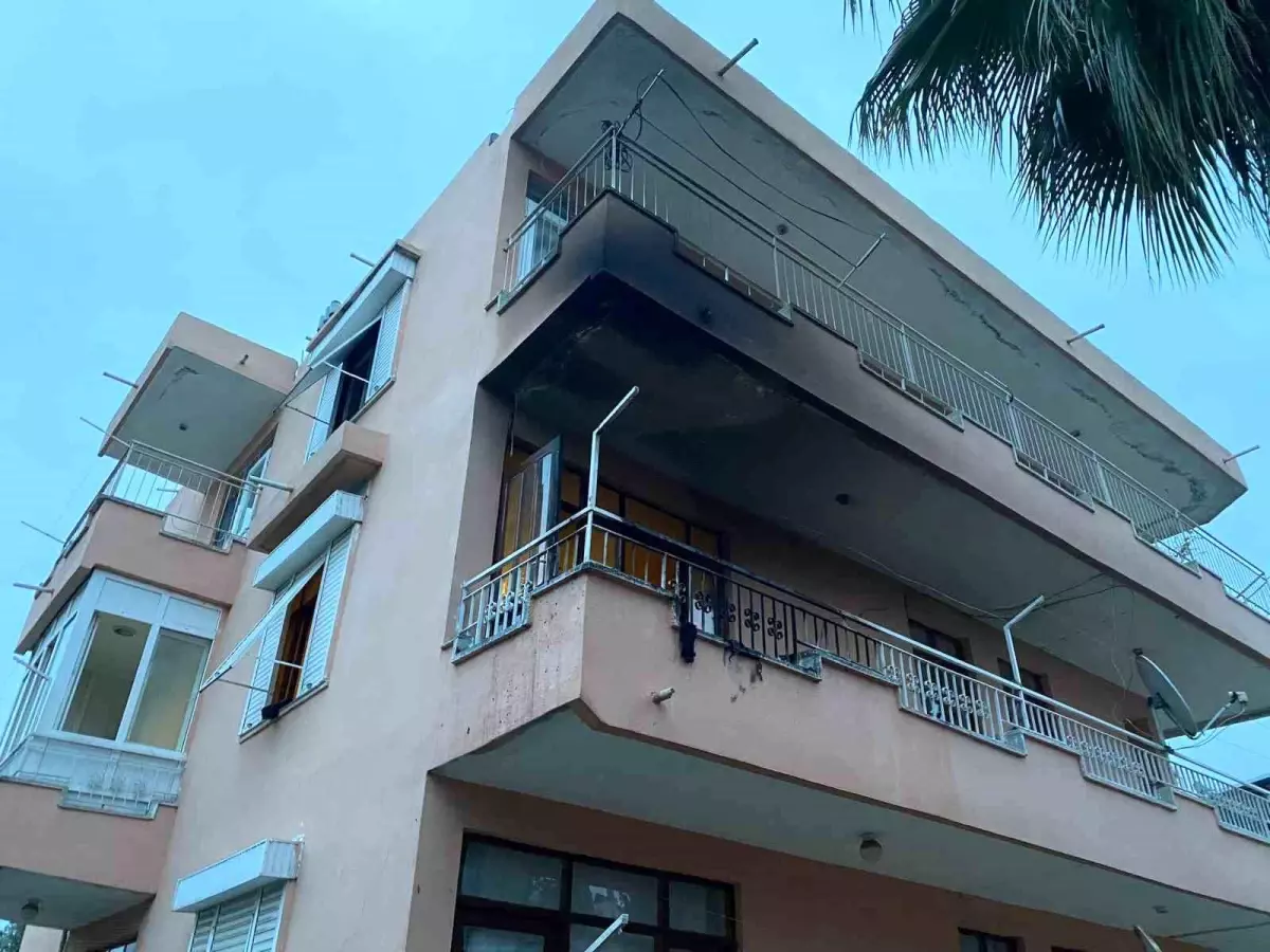 Antalya\'da Apartman Yangını
