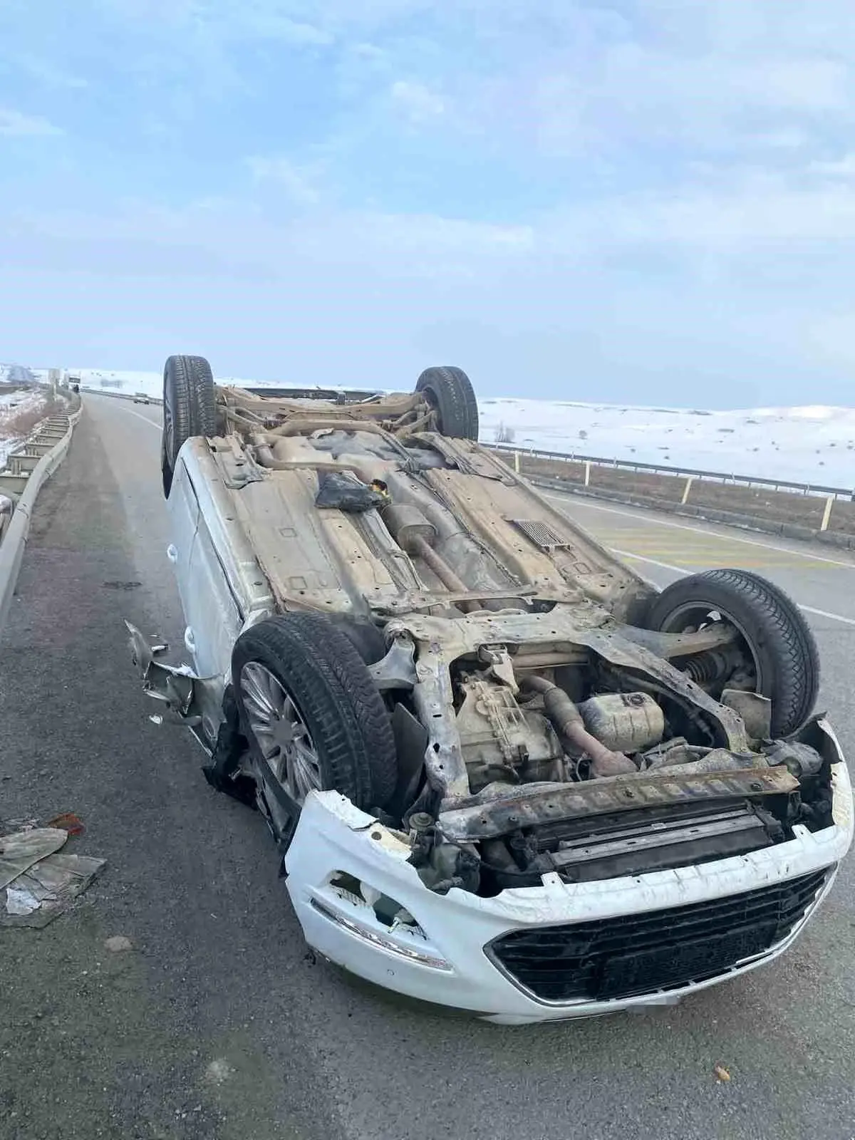 Aşkale\'de trafik kazası: Otomobil takla attı, 2 kişi yaralandı