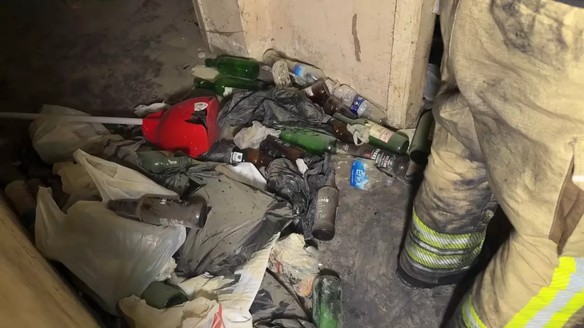 Avcılar\'da Çöp Evde Yangın Paniği