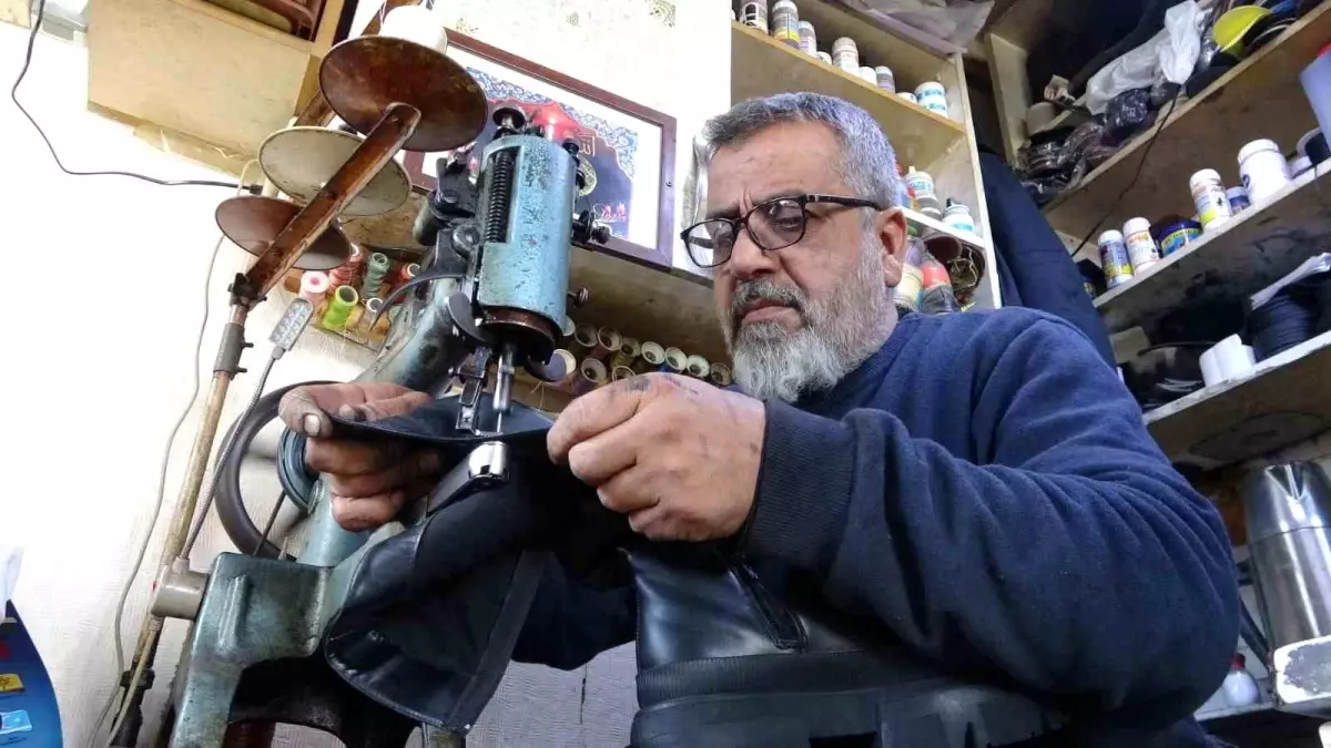 30 Yıldır Ayakkabı Tamirciliği Yapıyor