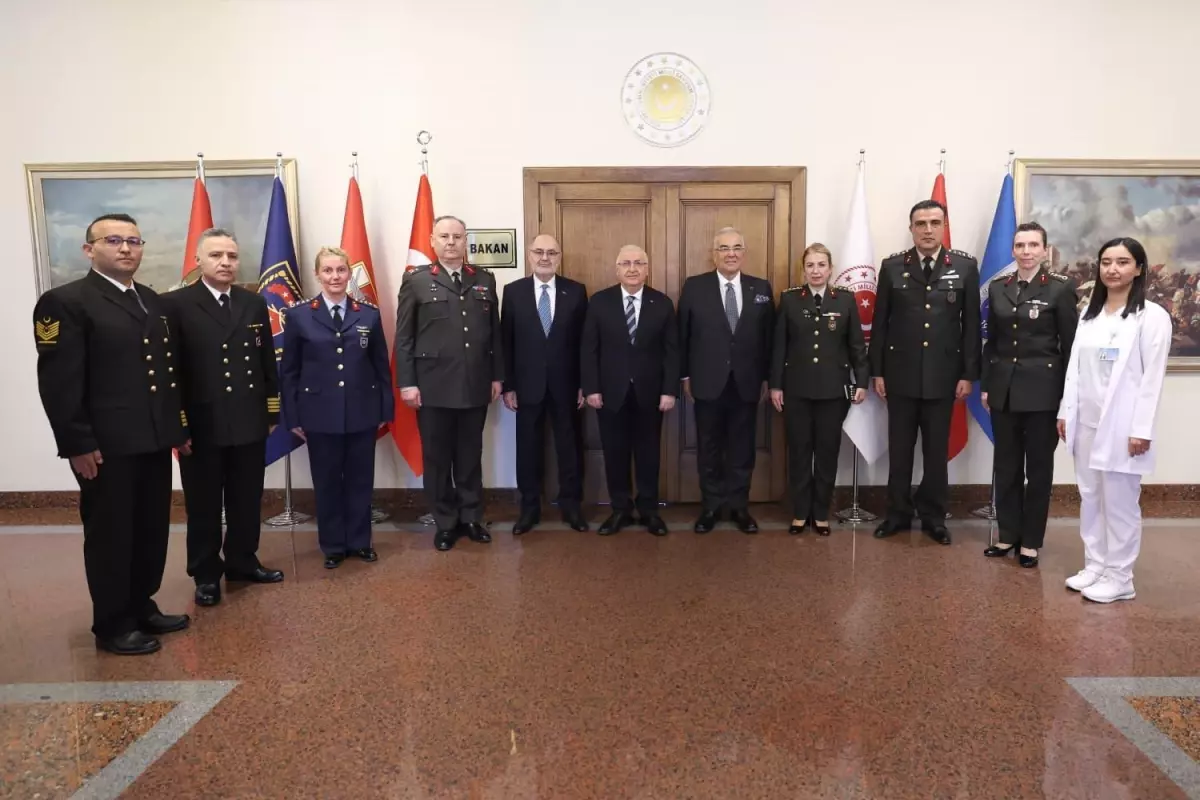 Bakan Güler Tıp Bayramı\'nda Sağlık Personeli ile Buluştu