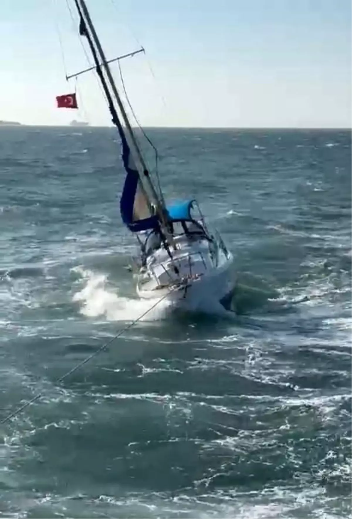 Çanakkale\'de Yelkenli Tekne Kurtarıldı