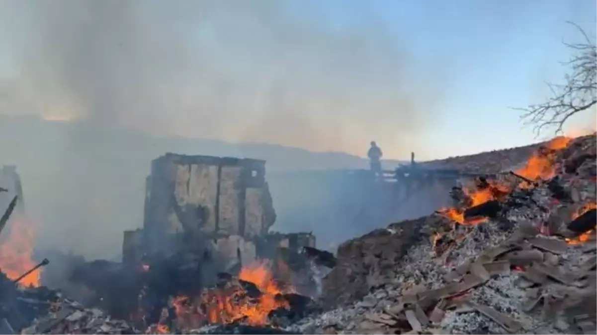 İskilip\'te Yangın: 2 Ev ve Tarım Ekipmanları Yandı