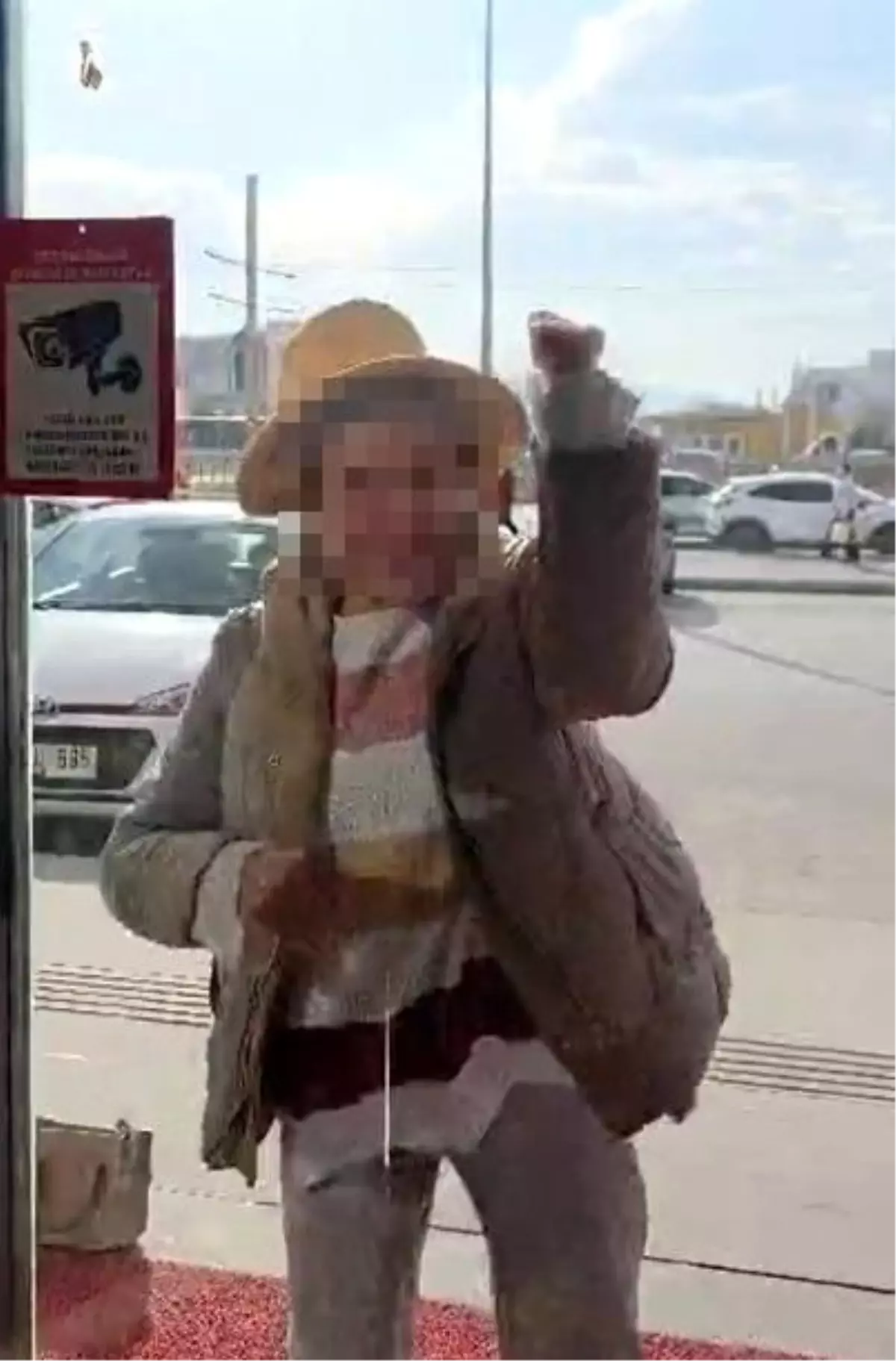 Kayseri\'de Eczaneye Taşlı Saldırı