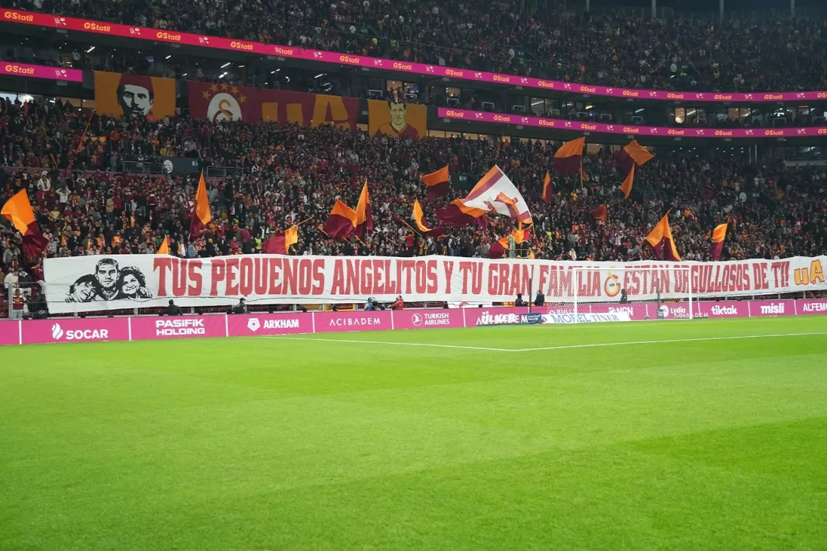 Galatasaray taraftarından, Lucas Torreira için özel pankart