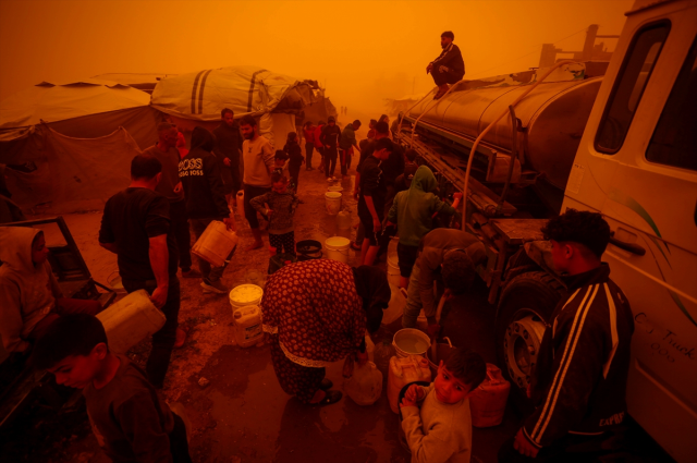 Gazze'yi şimdi de kum fırtınası vurdu! Göz gözü görmüyor