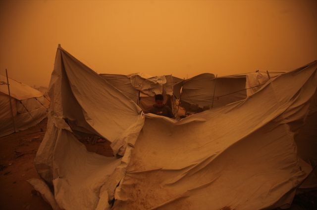 Gazze'yi şimdi de kum fırtınası vurdu! Göz gözü görmüyor