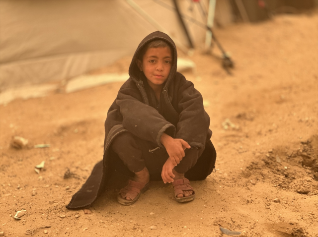 Gazze'yi şimdi de kum fırtınası vurdu! Göz gözü görmüyor