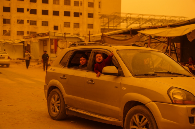 Gazze'yi şimdi de kum fırtınası vurdu! Göz gözü görmüyor