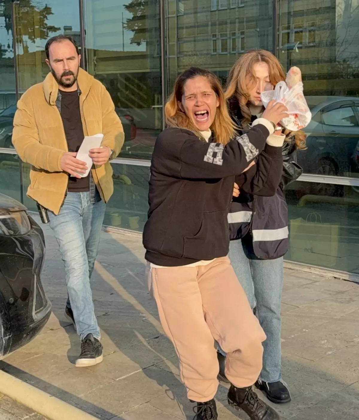 8 çocuk annesi kadın tutuklanınca ağlayarak cezaevine götürüldü