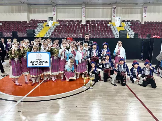 Isparta’da halk oyunları miniklerin şampiyonu Sevim Örnek İlkokulu