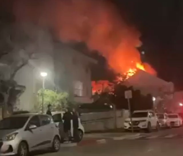 İsrailli yetkililerin evleri vuruldu, alevler geceyi aydınlattı İsrailli yetkililerin evleri vuruldu, alevler geceyi aydınlattı