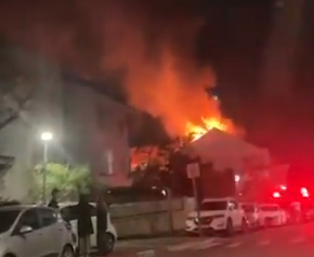 İsrailli yetkililerin evleri vuruldu, alevler geceyi aydınlattı İsrailli yetkililerin evleri vuruldu, alevler geceyi aydınlattı