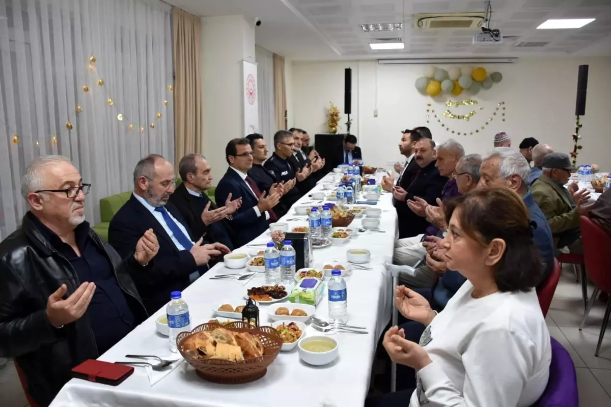 Kaymakam Güldoğan huzurevi sakinleriyle iftarda buluştu