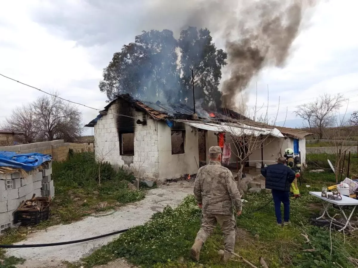 Kırıkhan\'da müstakil ev alevlere teslim oldu