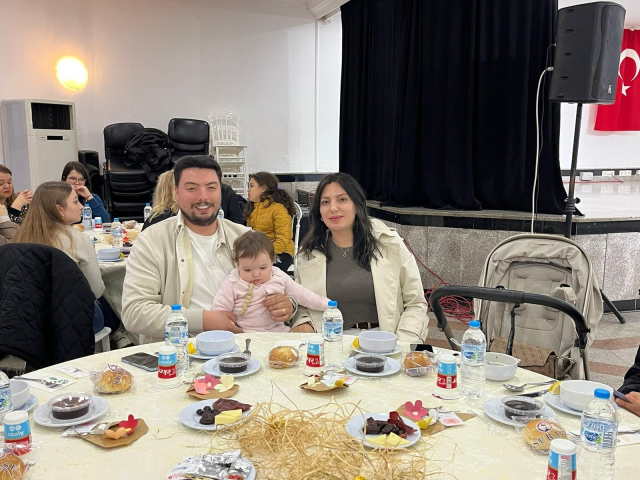 Milli yıldızımız 3600 kilometre uzaklıktan bile ilkokul öğretmenini unutmadı Milli yıldızımız 3600 kilometre uzaklıktan bile ilkokul öğretmenini unutmadı