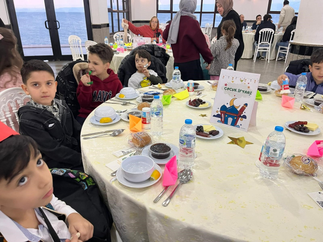 Milli yıldızımız 3600 kilometre uzaklıktan bile ilkokul öğretmenini unutmadı Milli yıldızımız 3600 kilometre uzaklıktan bile ilkokul öğretmenini unutmadı