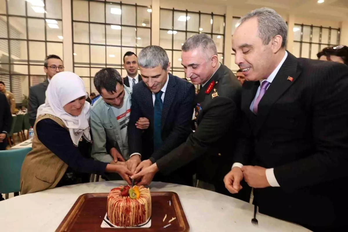 Polislerden özel bireye unutamayacağı doğum günü sürprizi