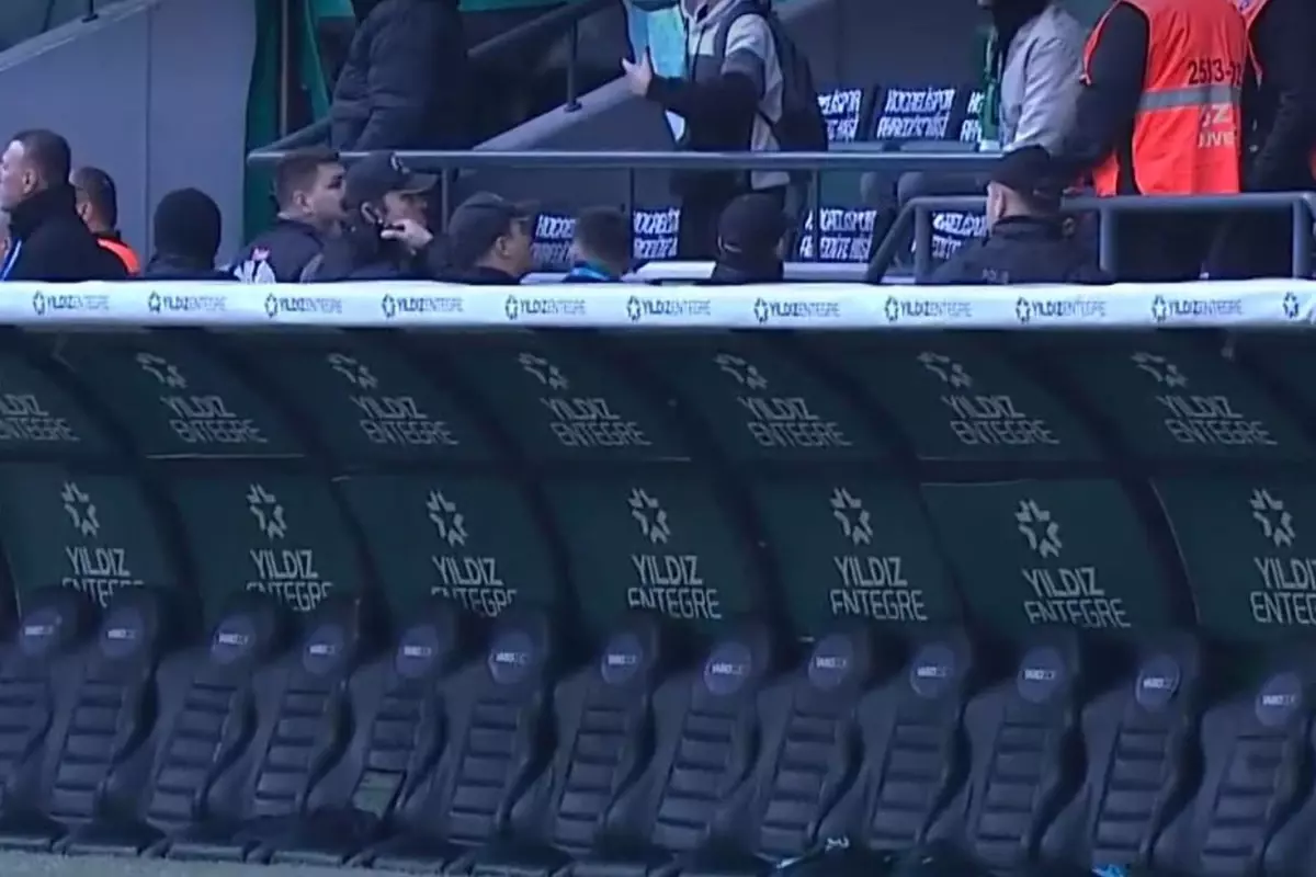 Süper Lig\'de ilginç anlar! Rakip penaltı kazanınca tüm yedek kulübesi soyunma odasına gitti