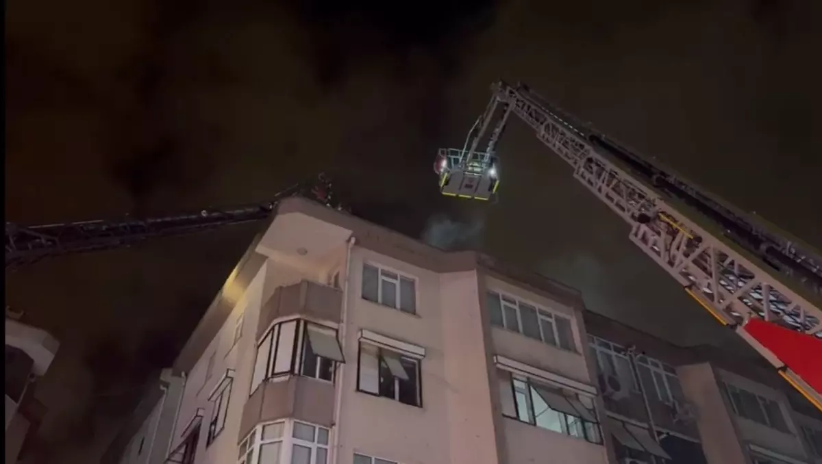 Üsküdar\'da çatı yangını: Ekipler hızla müdahale etti