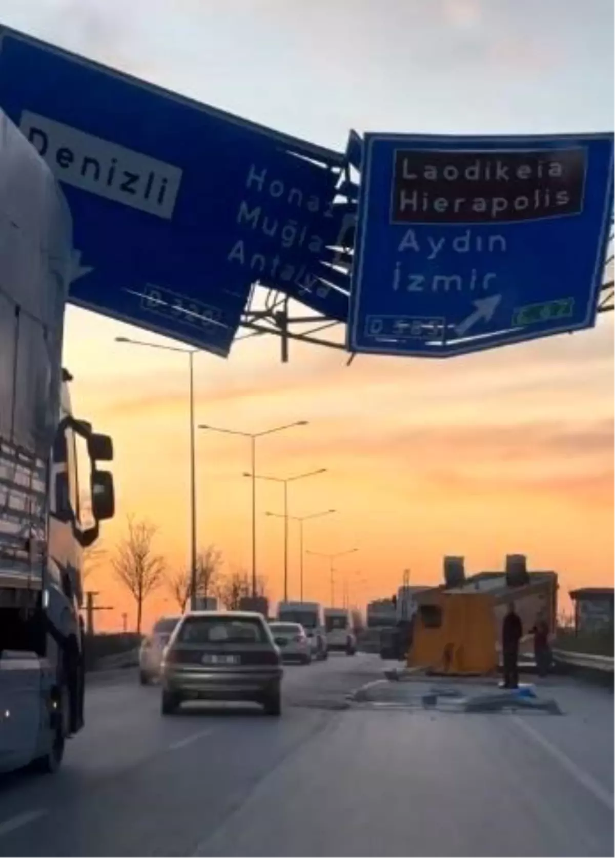 Denizli\'de Tır Kazası: Dorse Yola Savruldu