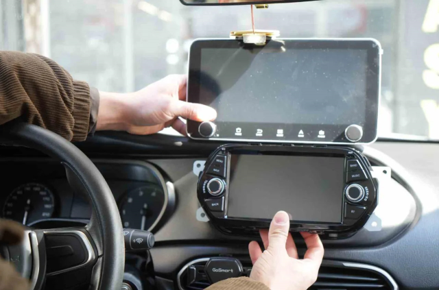 Araçlarda multimedya kullanımına ilişkin yaptırımlar yeni yönetmeliğe kadar durduruldu Araçlarda multimedya kullanımına ilişkin yaptırımlar yeni yönetmeliğe kadar durduruldu